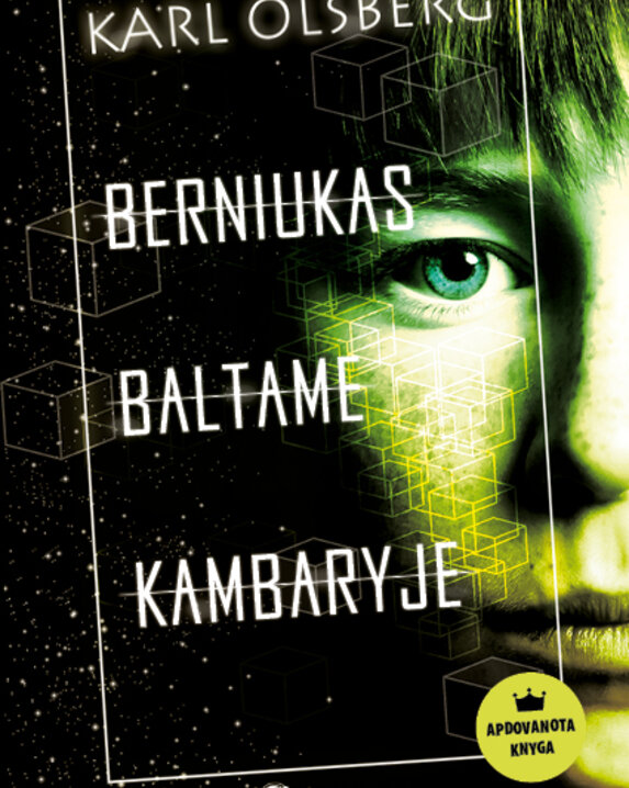 Berniukas baltame kambaryje